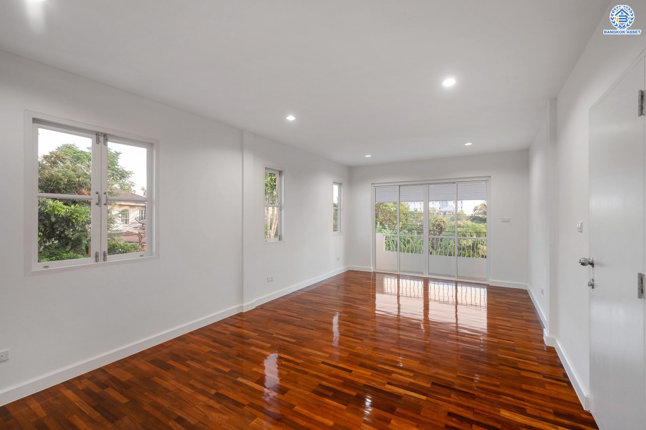 บ้านมือสองตกแต่งใหม่ แบรนด์ LH โครงการ ชัยพฤกษ์ วัดลาดปลาดุก หลังมุม ตอบโจทย์ทุกการอยู่อาศัย เนื้อที่ 58.9 ตร.ว. พื้นที่ใช้สอย 141.6 ตร.ม. ฟังก์ชัน 3 ห้องนอน 2 ห้องน้ำ บนทำเลดีที่สุด ใกล้เซ็นทรัล เวสต์เกต ทางด่วน "กาญจนาภิเษก" และรถไฟฟ้าสายสีม่วง "สถานีคลองบางไผ่"